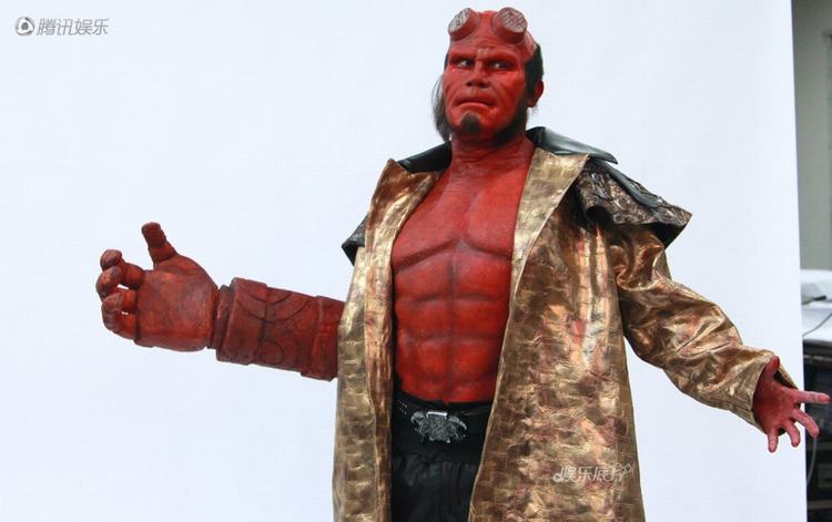  Hellboy là hình mẫu nhân vật cho nam diễn viên đại lục Bạch Khải Nam hóa thân trong trương chình Gương mặt thân quen phiên bản Trung Quốc. Đây là Hellboy của Bạch Khải Nam dưới qua bàn tay 'phù thủy' của đội ngũ chuyên gia Trung Quốc.